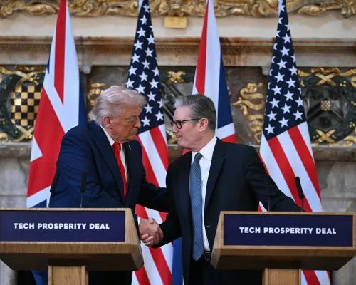 Trump Turns Fire on Putin and Praises UK in Joint Appearance with Starmer